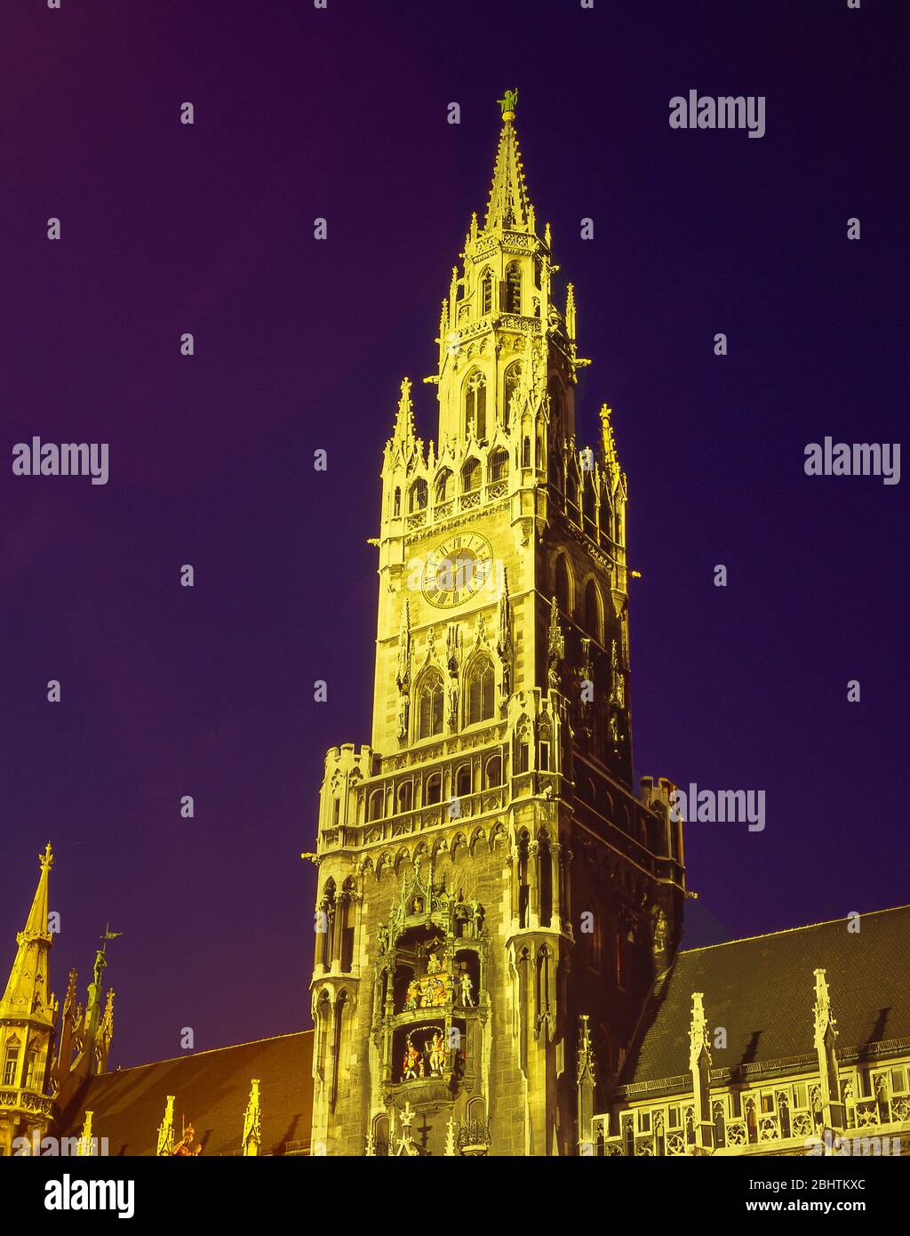 Nuovo Municipio (Rathaus) al crepuscolo, Marienplatz, Monaco (Monaco), Baviera, Repubblica federale di Germania Foto Stock