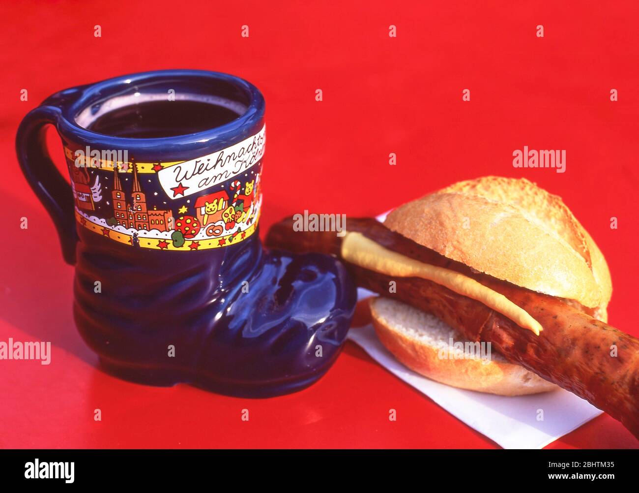 Gluhwein caldo e bratwurst al mercato di Natale di Alter Markt, Colonia (Koln), Nordrhein-Westfalen, Repubblica federale di Germania Foto Stock