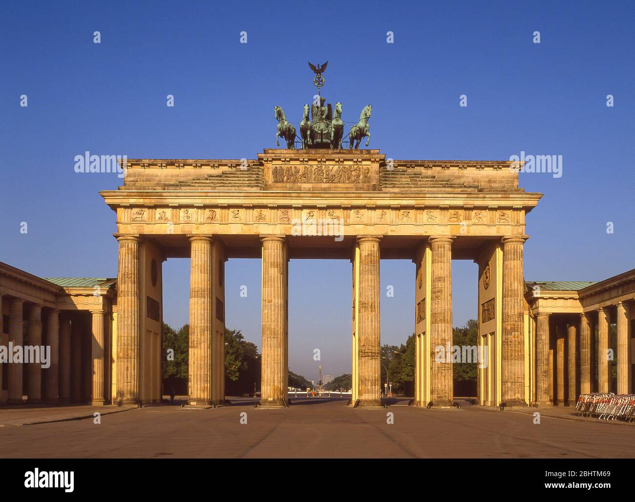 Porta di Brandeburgo (Brandenburger Tor) da Pariser Platz, Mitte, Berlino, Repubblica federale di Germania Foto Stock