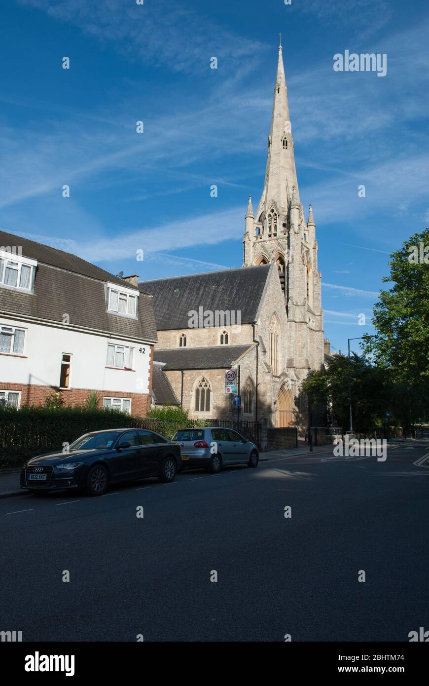 Architettura di rinascita gotica Santa Trinità Chiesa Cattolica Romana, 41 Brook Green, Hammersmith, Londra W6 7BL di William Wardell Joseph Hansom Foto Stock