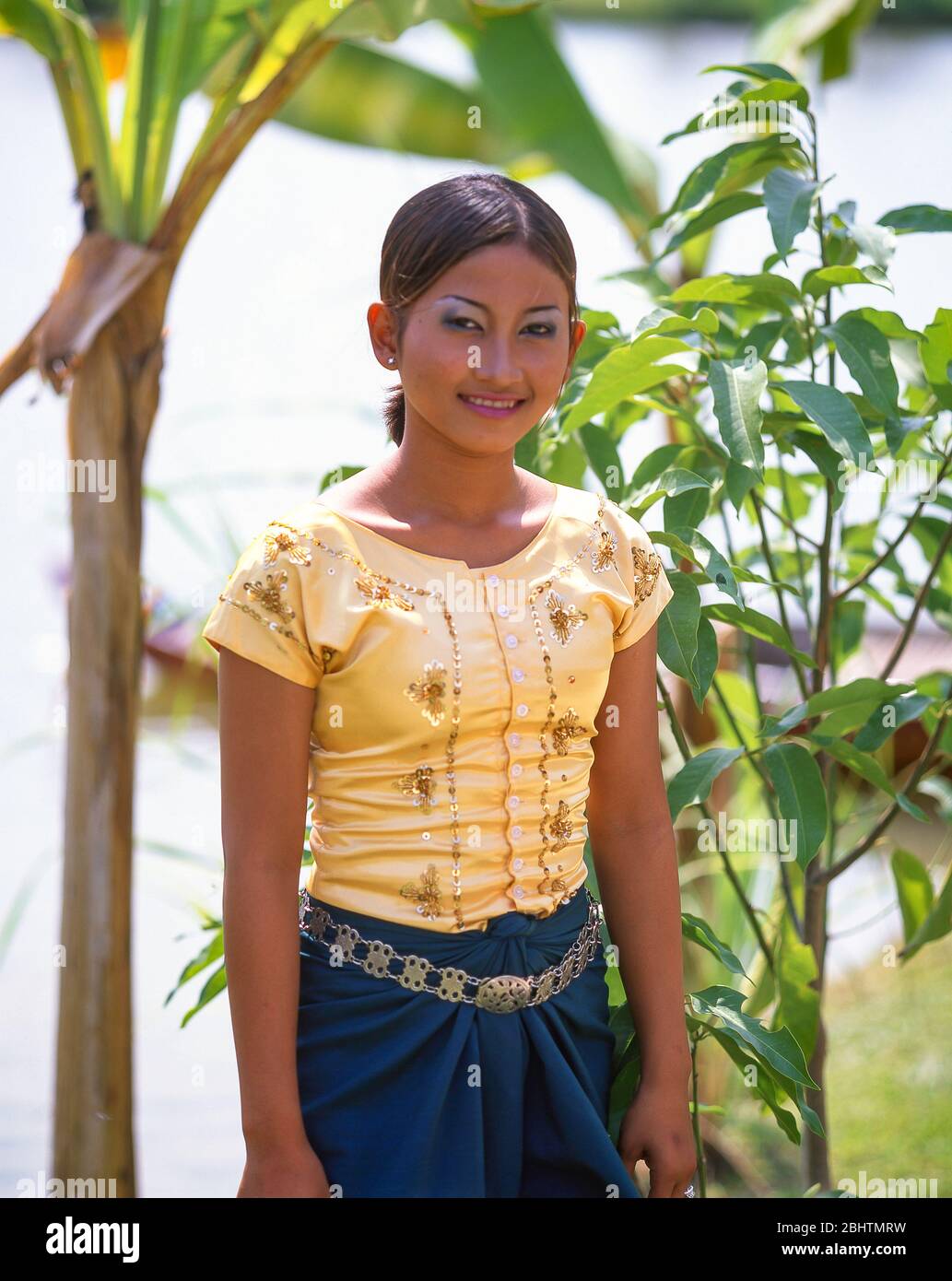 Giovane ballerina femminile al Villaggio Culturale Cambodiano, Siem Reap, Regno di Cambogia Foto Stock