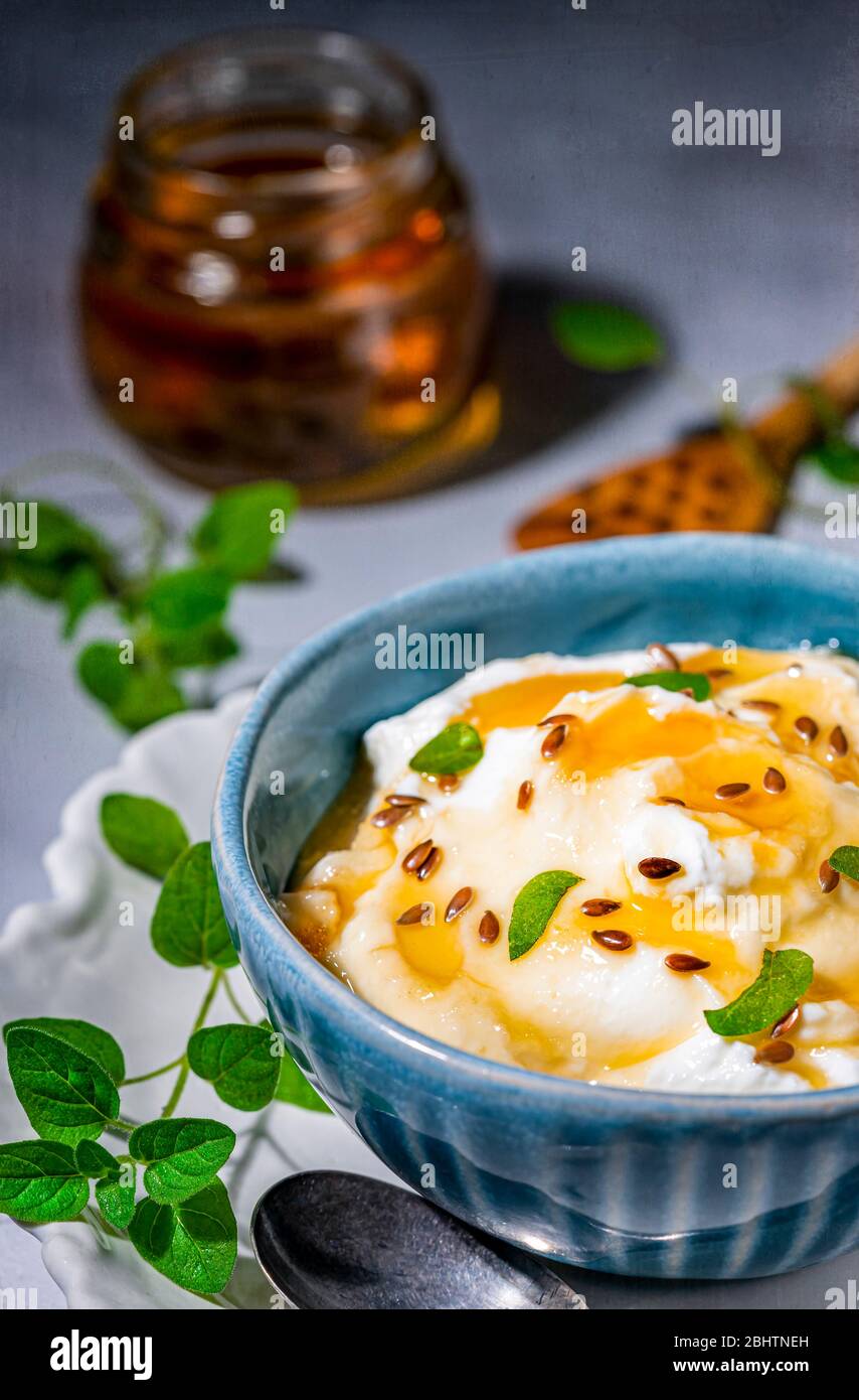 Yogurt greco con semi di lino e miele Foto stock - Alamy
