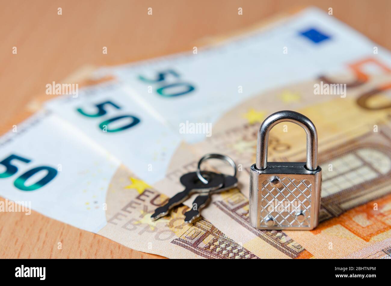Serratura e chiave sulle banconote in euro che rappresentano il concetto di controllo finanziario nell'Unione europea. Il futuro economico dell'Europa dopo i crissi del covid-19 Foto Stock