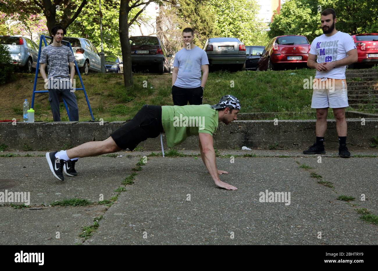 Belgrado, Serbia. 27 aprile 2020. Un gruppo di giovani si allenano nel parco durante una giornata calda e soleggiata, in mezzo alla pandemia del coronavirus COVID-19 in corso. I cittadini serbi stanno lentamente tornando alla vita normale, poiché le autorità stanno allentando alcune delle misure adottate per limitare la diffusione del coronavirus SARS-cov-2 che causa la malattia di COVID-19. Credit: Koca Sulejmanovic/Alamy Live News Foto Stock