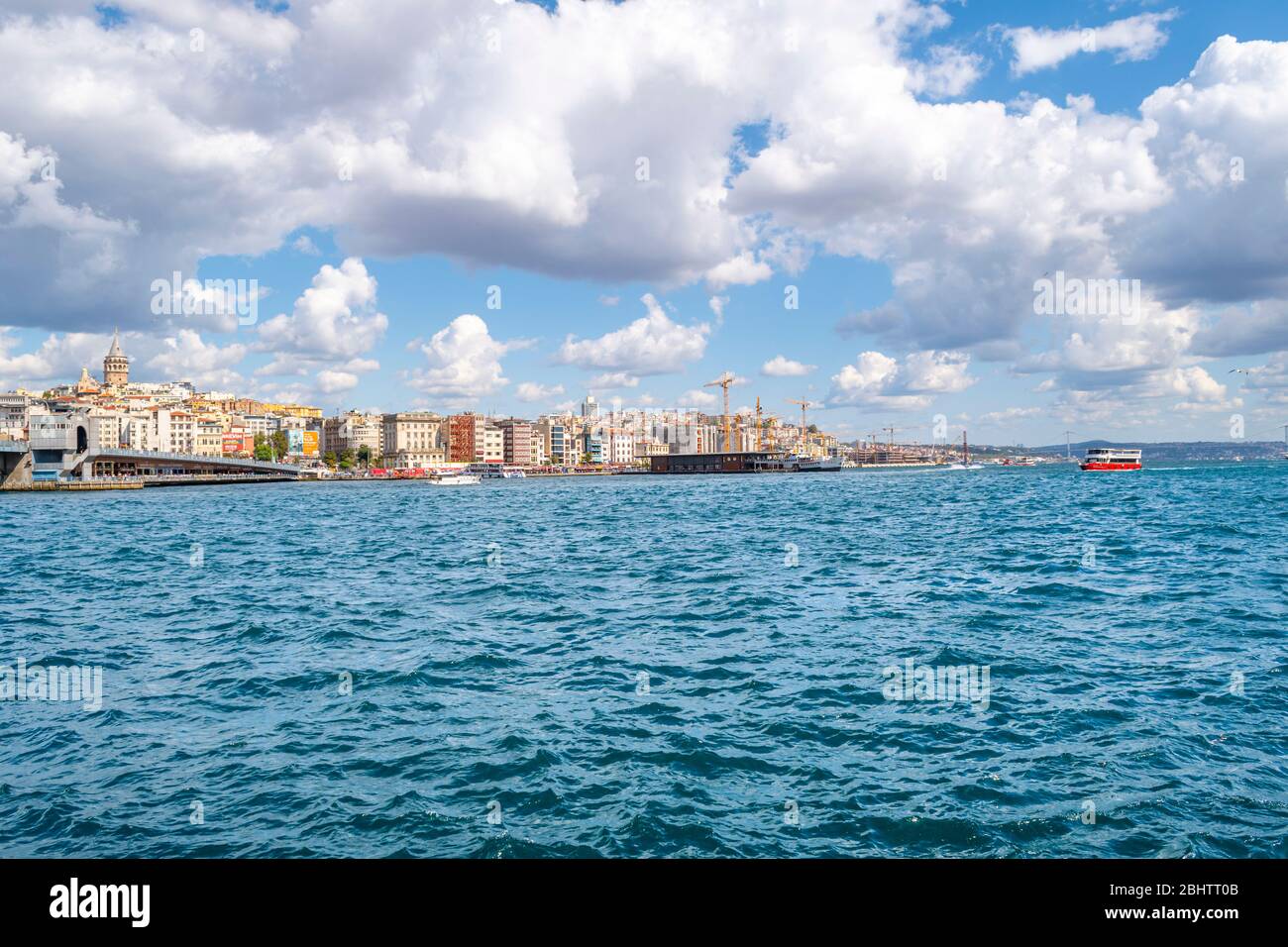 Il porto internazionale delle navi da crociera lungo il fiume Bosforo e il Corno d'Oro nel quartiere Karakoy Galata di Istanbul, Turchia Foto Stock
