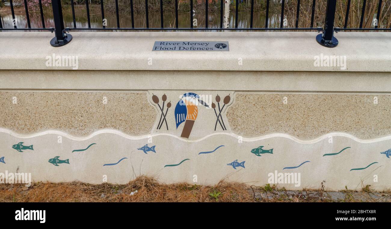 River Mersey Flood Defense Scheme insieme alla A5061 Knutsford Road a Warrington, che riduce il rischio di inondazioni di marea nella città Foto Stock