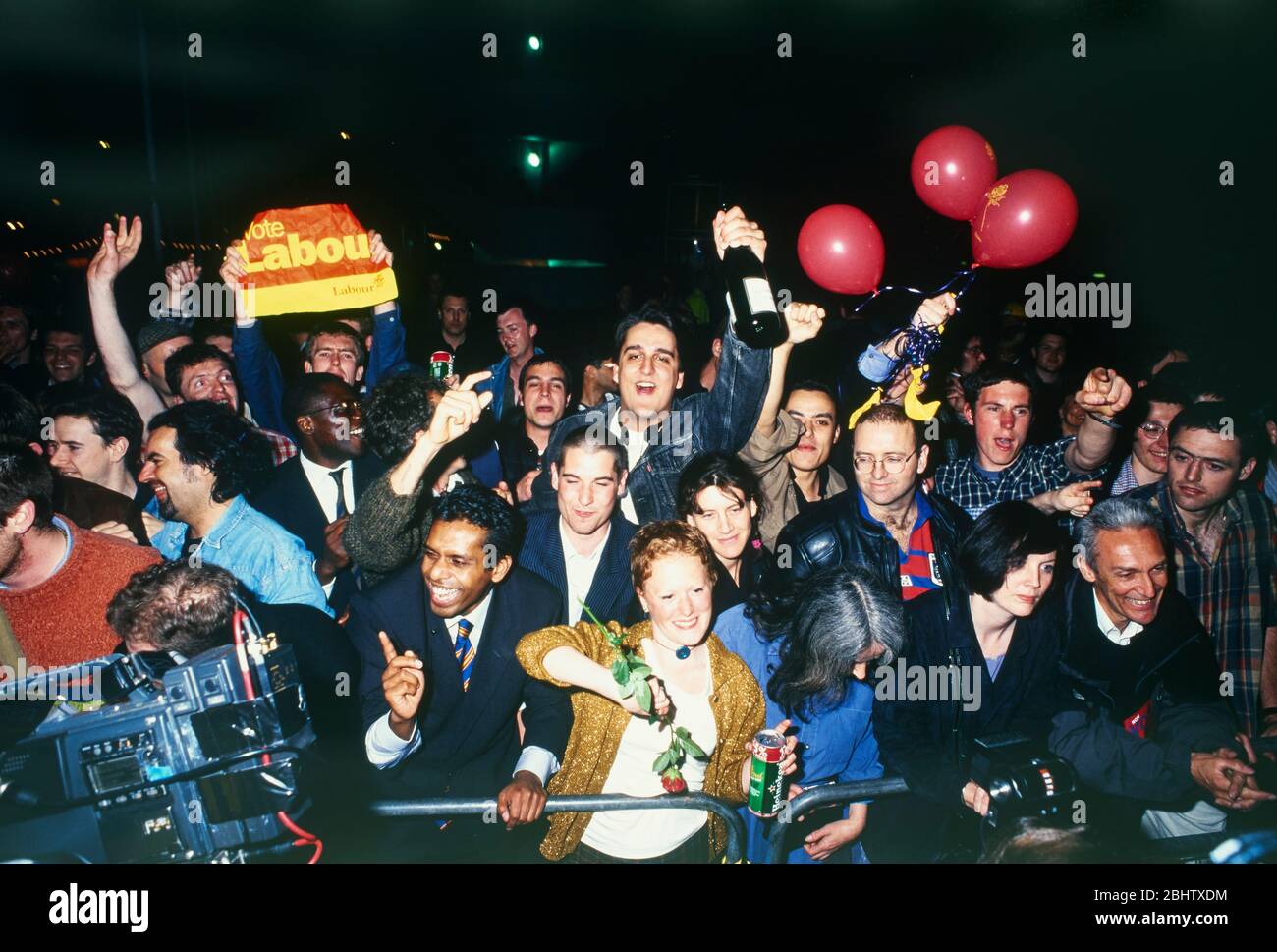 I sostenitori del Partito del lavoro celebrano la vittoria elettorale del Regno Unito nella notte del 1°/2 maggio 1997, fuori dalla Royal Festival Hall di Londra. Foto Stock