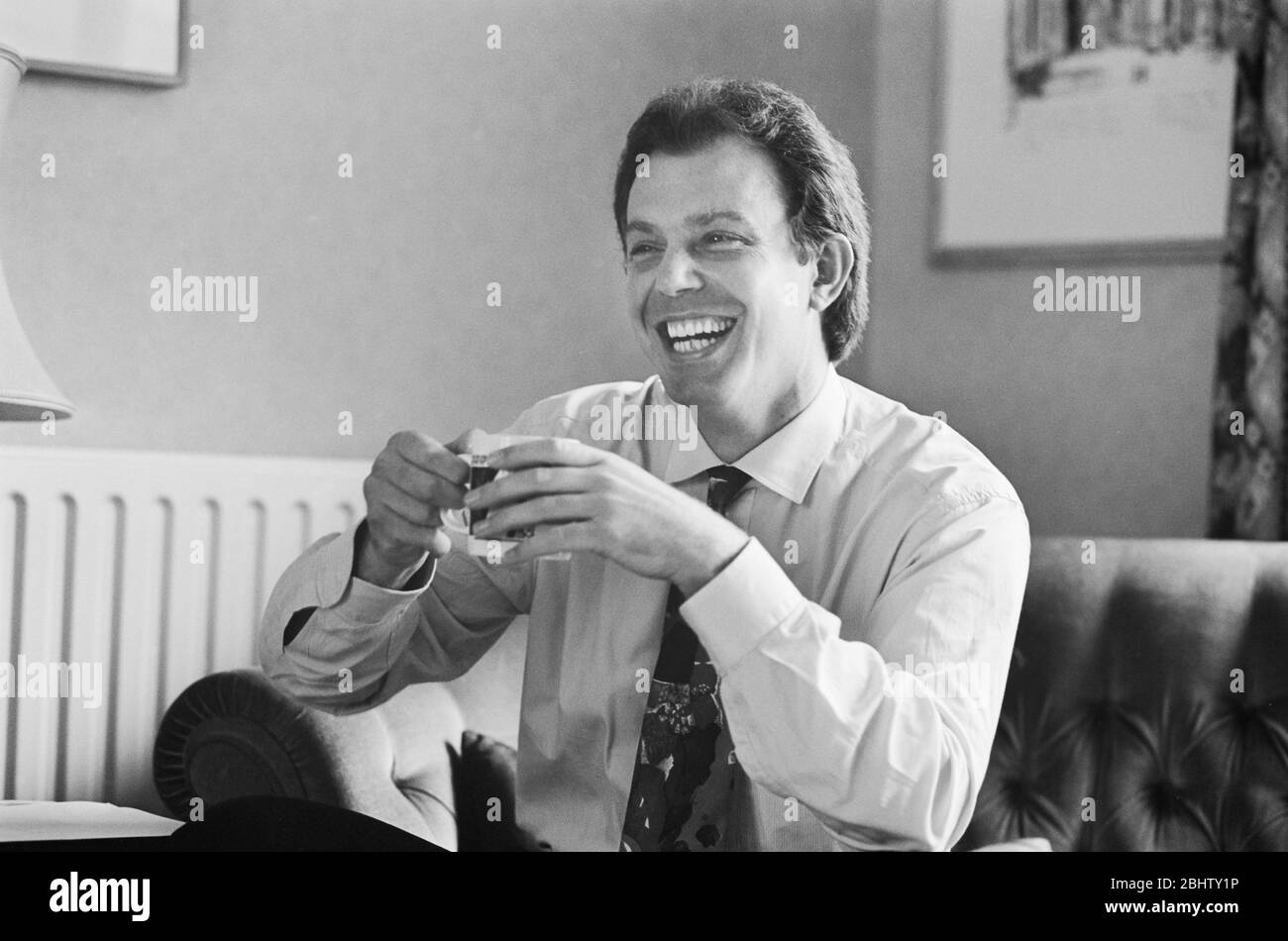 Tony Blair, fotografato a casa all'inizio degli anni '90, prima di diventare primo ministro del Regno Unito. Foto Stock