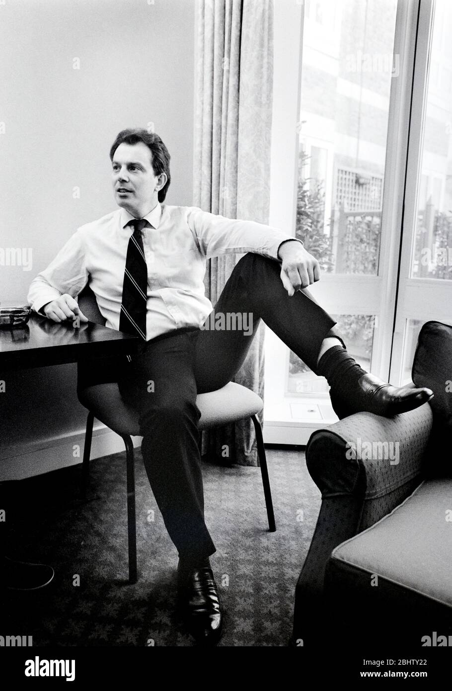 Tony Blair, fotografato a casa all'inizio degli anni '90, prima di diventare primo ministro del Regno Unito. Foto Stock