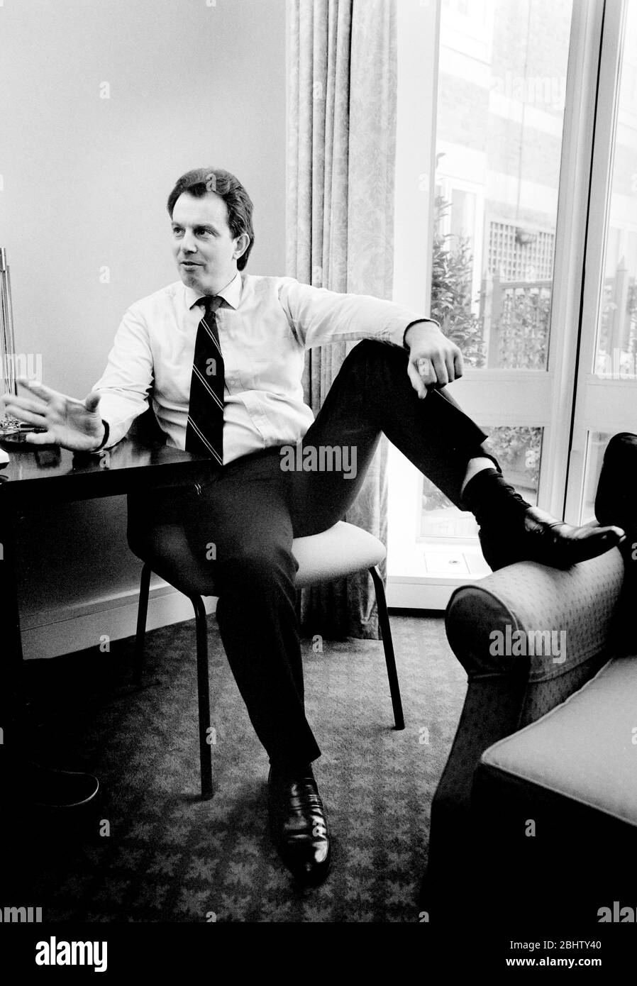 Tony Blair, fotografato a casa all'inizio degli anni '90, prima di diventare primo ministro del Regno Unito. Foto Stock