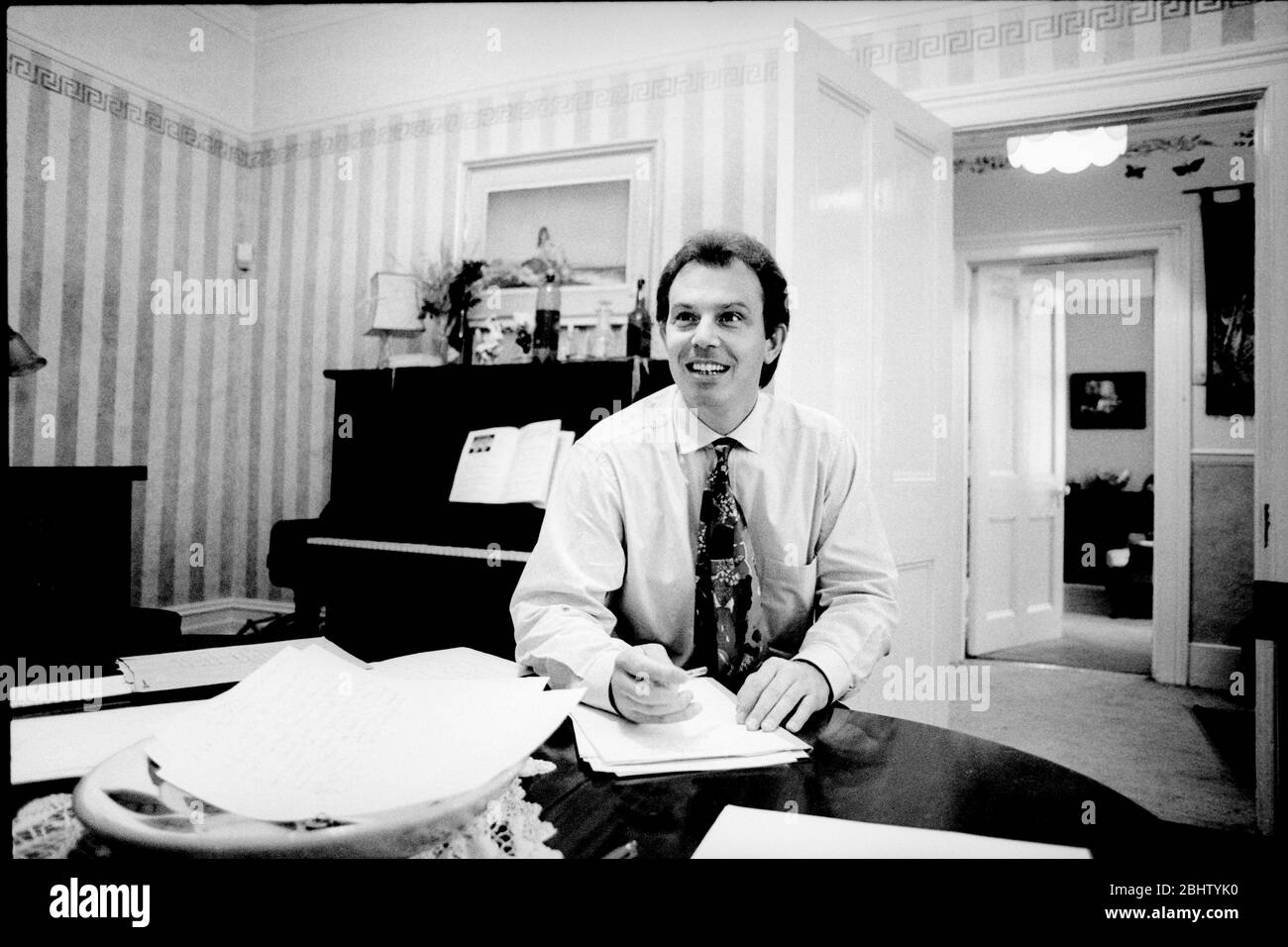 Tony Blair, fotografato a casa all'inizio degli anni '90, prima di diventare primo ministro del Regno Unito. Foto Stock