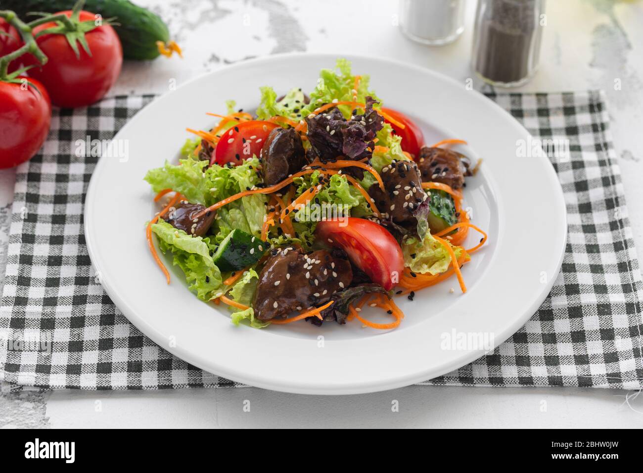 Insalata di verdure fresche, fegato di pollo e carote coreane. Foto Stock