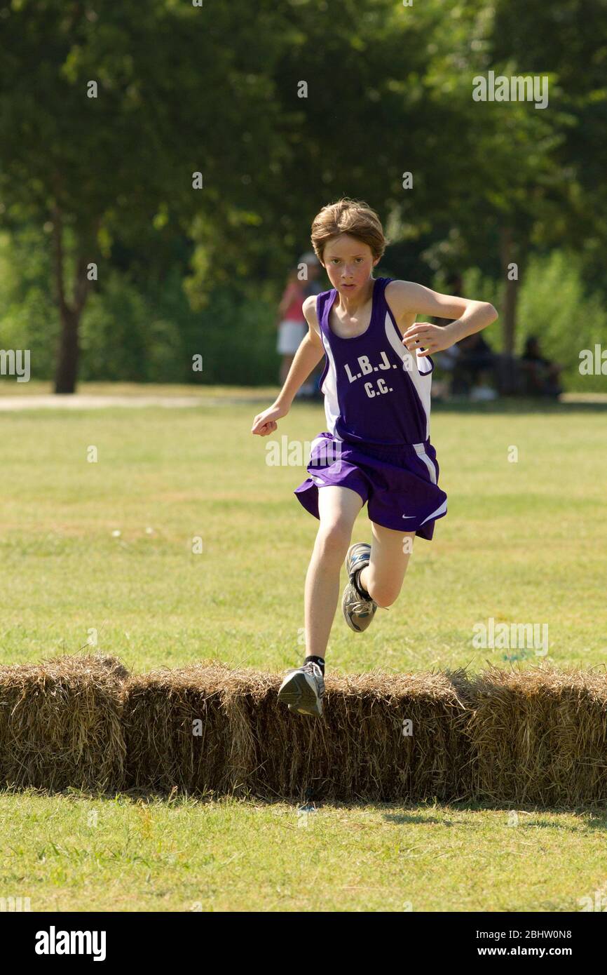 Pflugerville Texas USA, 27 agosto 2010: Atleta maschile bianco in pista uniforme compete in High School cross country incontro. ©Bob Daemmrich Foto Stock