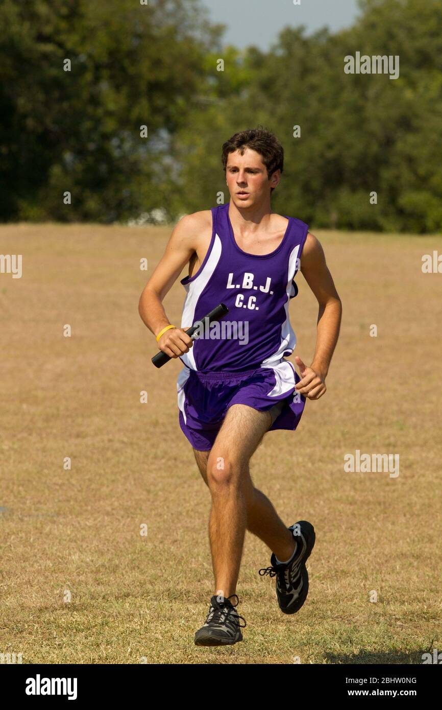 Pflugerville Texas USA, 27 agosto 2010: Atleta maschile bianco in pista uniforme compete in High School cross country incontro. ©Bob Daemmrich Foto Stock