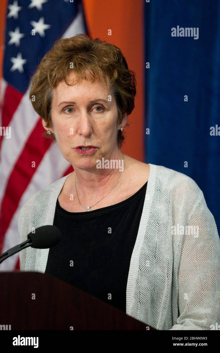 Austin, Texas USA, 20 luglio 2011: General Services Administrator Martha N. Johnson parla a una conferenza stampa che annuncia una strategia federale per promuovere i mercati e i posti di lavoro del riciclaggio di elettronica negli Stati Uniti, una priorità dell'amministrazione Obama per incoraggiare una progettazione più amichevole e promuovere il riciclaggio. L'evento si è svolto nel Round2, un impianto di riciclaggio ad alta tecnologia ad Austin. ©Bob Daemmrich Foto Stock