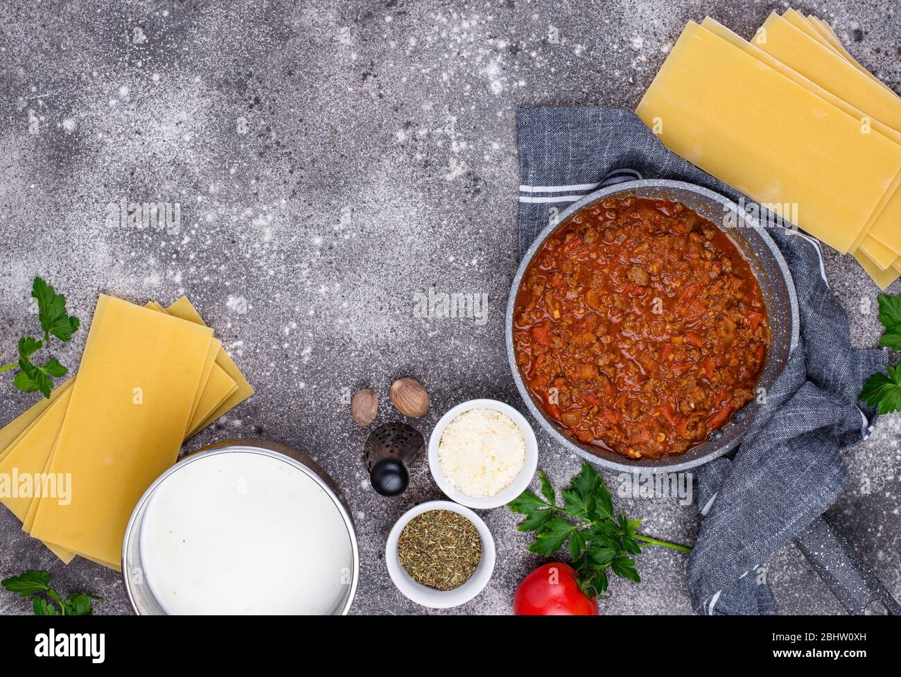 Ingredienti per la cottura delle lasagne bolognese Foto Stock