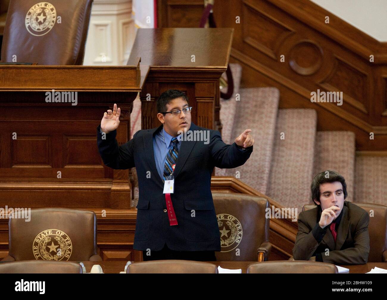 Austin, Texas USA, 22 luglio 2011: Gli adolescenti partecipano alla sessione legislativa giovanile di Lorenzo de Zavala nella Camera dei rappresentanti del Campidoglio del Texas. Il programma, sponsorizzato dal National Ispanic Institute, è stato ideato per aiutare gli studenti delle scuole superiori a concepirsi come futuri leader. ©Marjorie Kamys Cotera/Daemmrich Photography Foto Stock