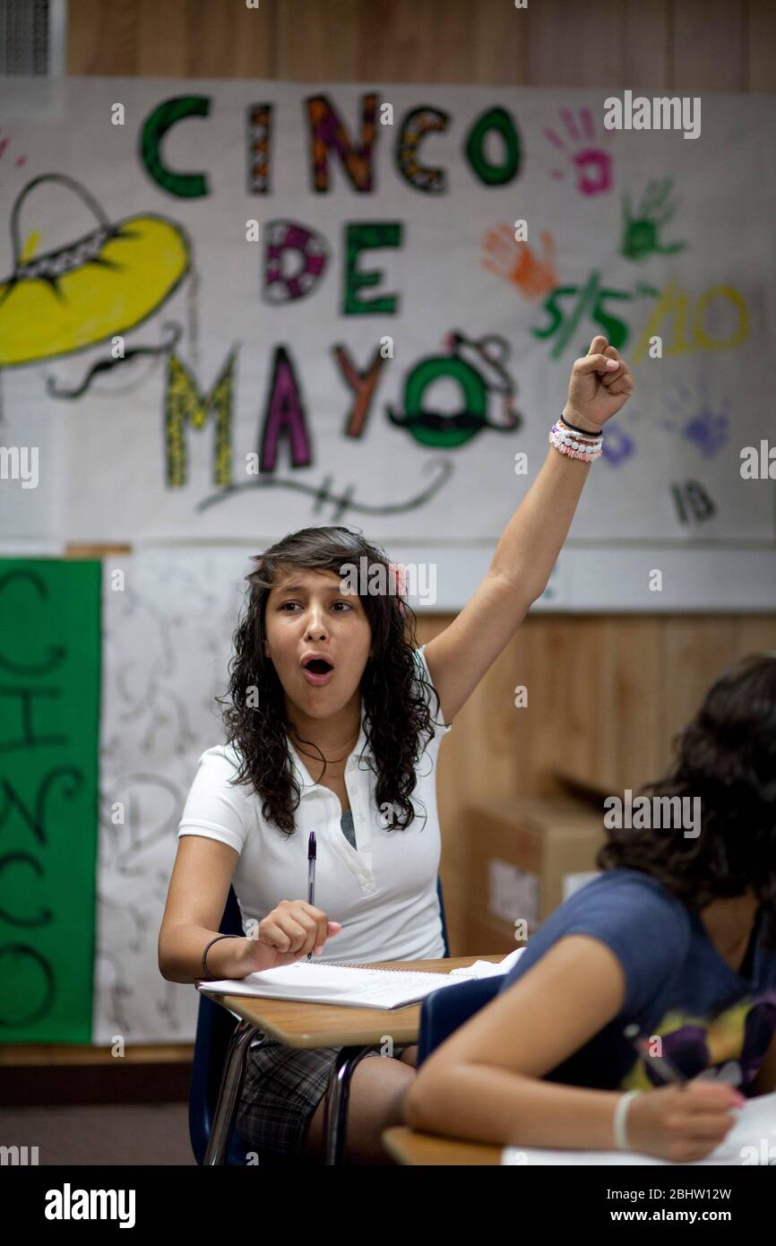 El Paso, Texas USA, maggio 2010: Entusiasta studentessa ispanica alza la mano in classe alla Mission Early College High School. ©Bob Daemmrich Foto Stock