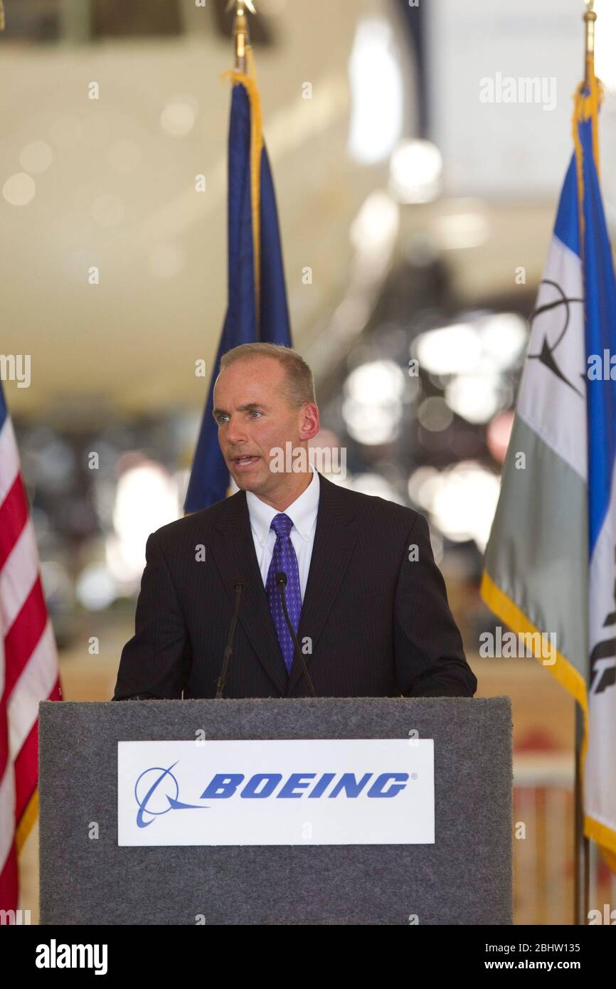 San Antonio Texas USA, 23 giugno 2011: Dennis Muilenburg, CEO di Boeing Defense, Space and Security, parla di fronte a un aeromobile Boeing 787 durante una cerimonia di firma del disegno di legge del Texas presso lo stabilimento Boeing a sud di San Antonio. Il governatore del Texas Rick Perry ha firmato una legge statale che esonera alcuni aeromobili dalle valutazioni fiscali quando temporaneamente alloggiati in strutture del Texas. ©Bob Daemmrich Foto Stock