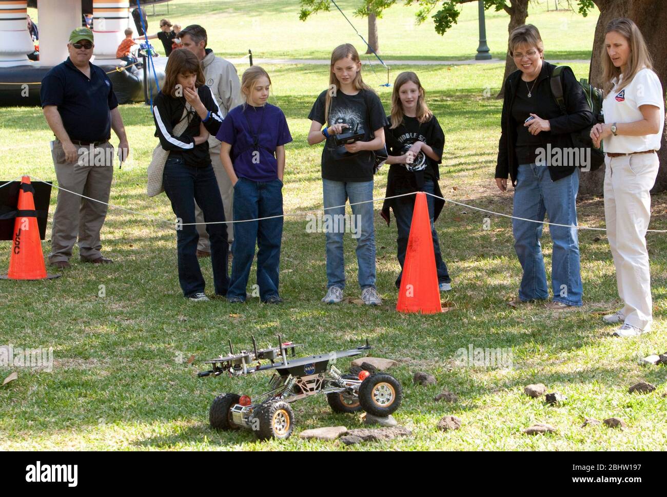 Austin, Texas USA, 31 marzo 2011: I bambini in età scolare si guardano durante una dimostrazione del rover esplorativo Marte della NASA durante la Giornata della NASA al Campidoglio del Texas . ©Marjorie Kamys Cotera/Daemmrich Photography Foto Stock