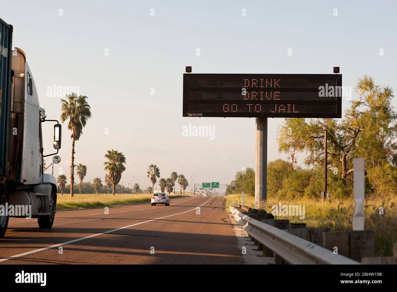 Settembre 2010: Avviso elettronico per cartelloni lungo la Texas Highway 77 nel Texas meridionale non bere e guidare. ©Bob Daemmrich Foto Stock