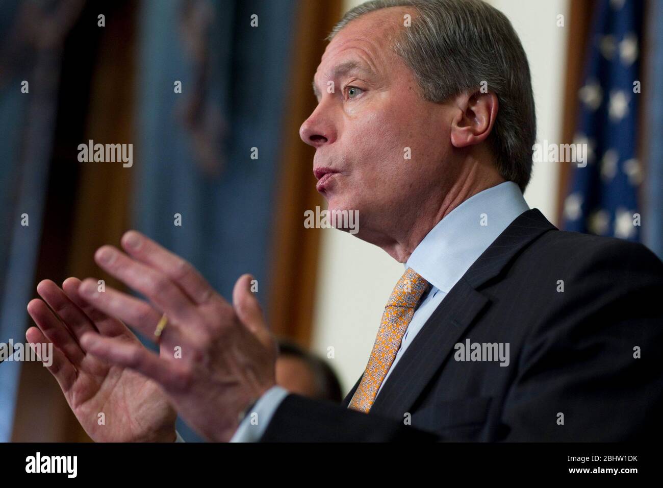 Austin Texas USA, 12 gennaio 2011: Il governatore del tenente del Texas David Dewhurst parla ai giornalisti delle priorità della prossima sessione legislativa del 82nd. Il Texas ha superato la crisi economica meglio della maggior parte degli stati, ma si trova ancora ad affrontare un potenziale deficit di $27 miliardi di dollari nel prossimo anno fiscale. ©Bob Daemmrich Foto Stock