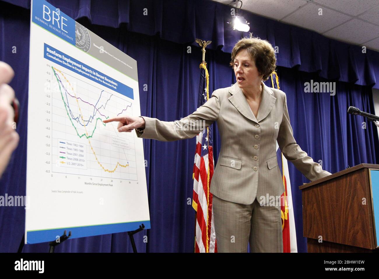 Austin Texas USA, 10 gennaio 2011: Texas Comptroller Susan Combs mostra ai giornalisti un grafico del deficit di bilancio dello stato mentre parla delle priorità della prossima sessione legislativa del 82nd. Il Texas ha superato la crisi economica meglio della maggior parte degli stati, ma si trova ancora ad affrontare un potenziale deficit di $27 miliardi di dollari nel prossimo anno fiscale. © Bob Daemmrich Foto Stock