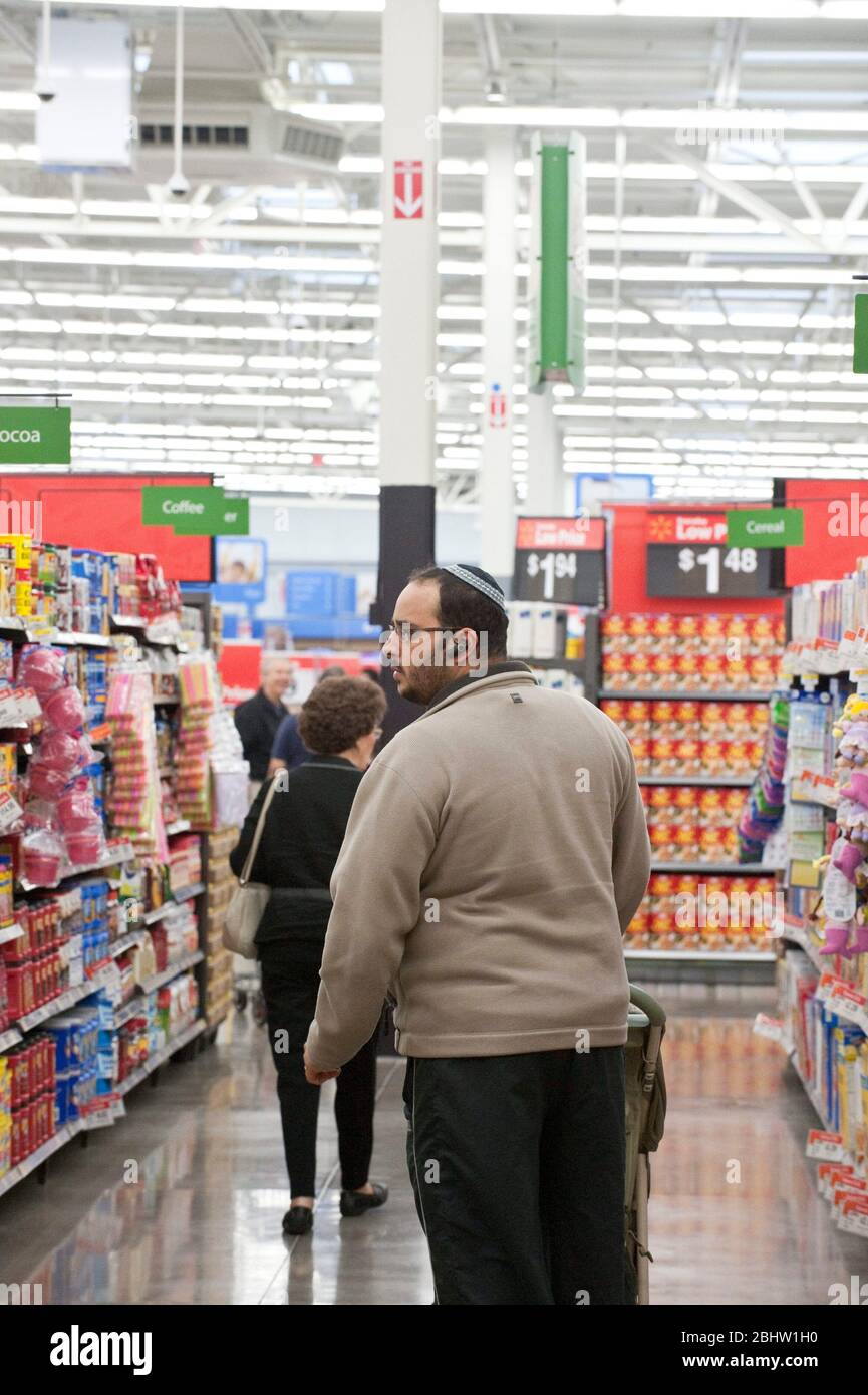 Austin Texas USA, ottobre 26 2010: Uomo che indossa yarmulke e auricolari wireless negozi al negozio Walmart . ©Marjorie Kamys Cotera/Daemmrich Photography Foto Stock
