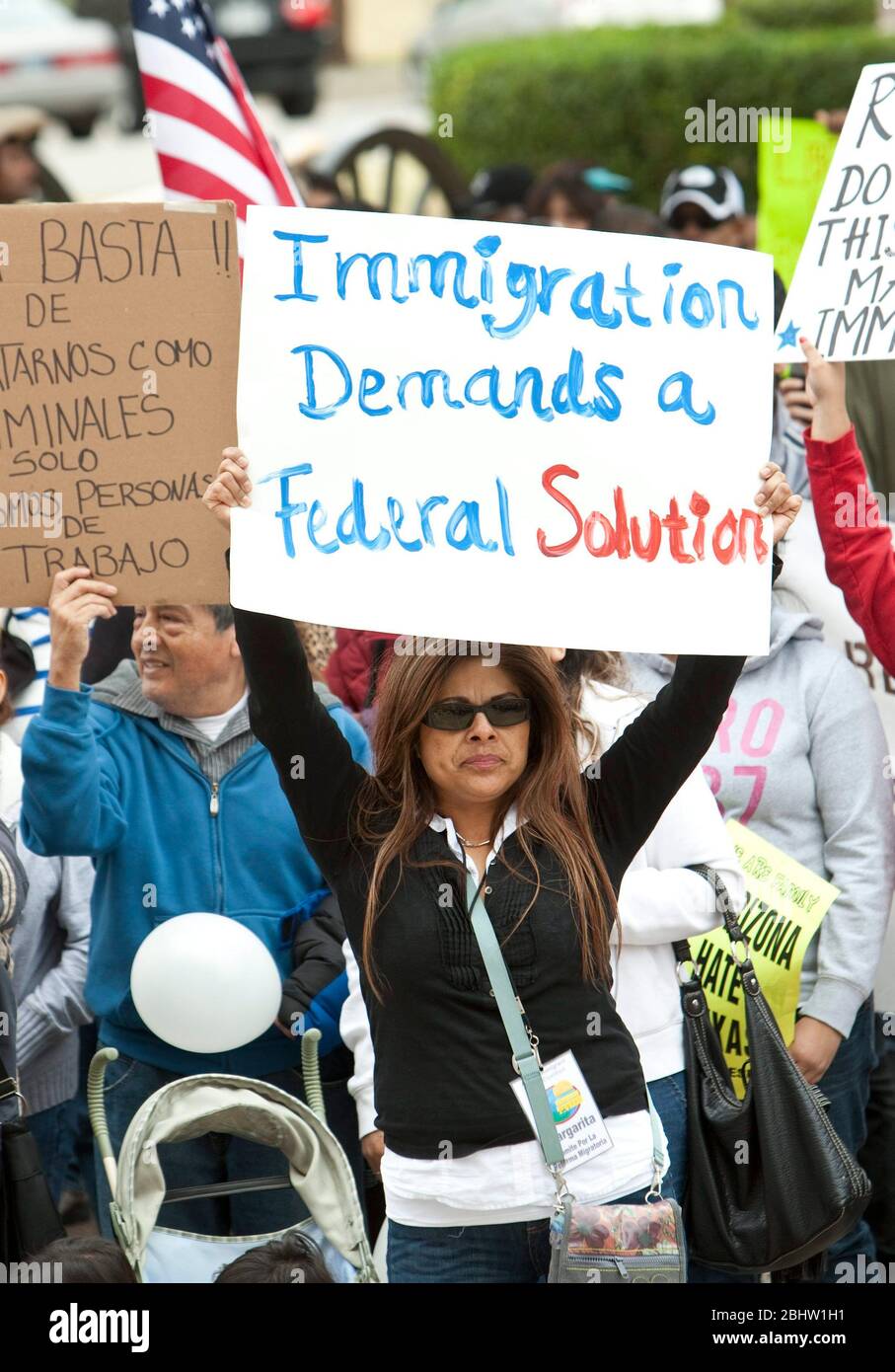 Austin, Texas USA, febbraio 2011: La donna ha un segno fatto a mano come raduni di gruppo per i diritti di immigrazione. ©Marjorie Kamys Cotera/Daemmrich Photography Foto Stock