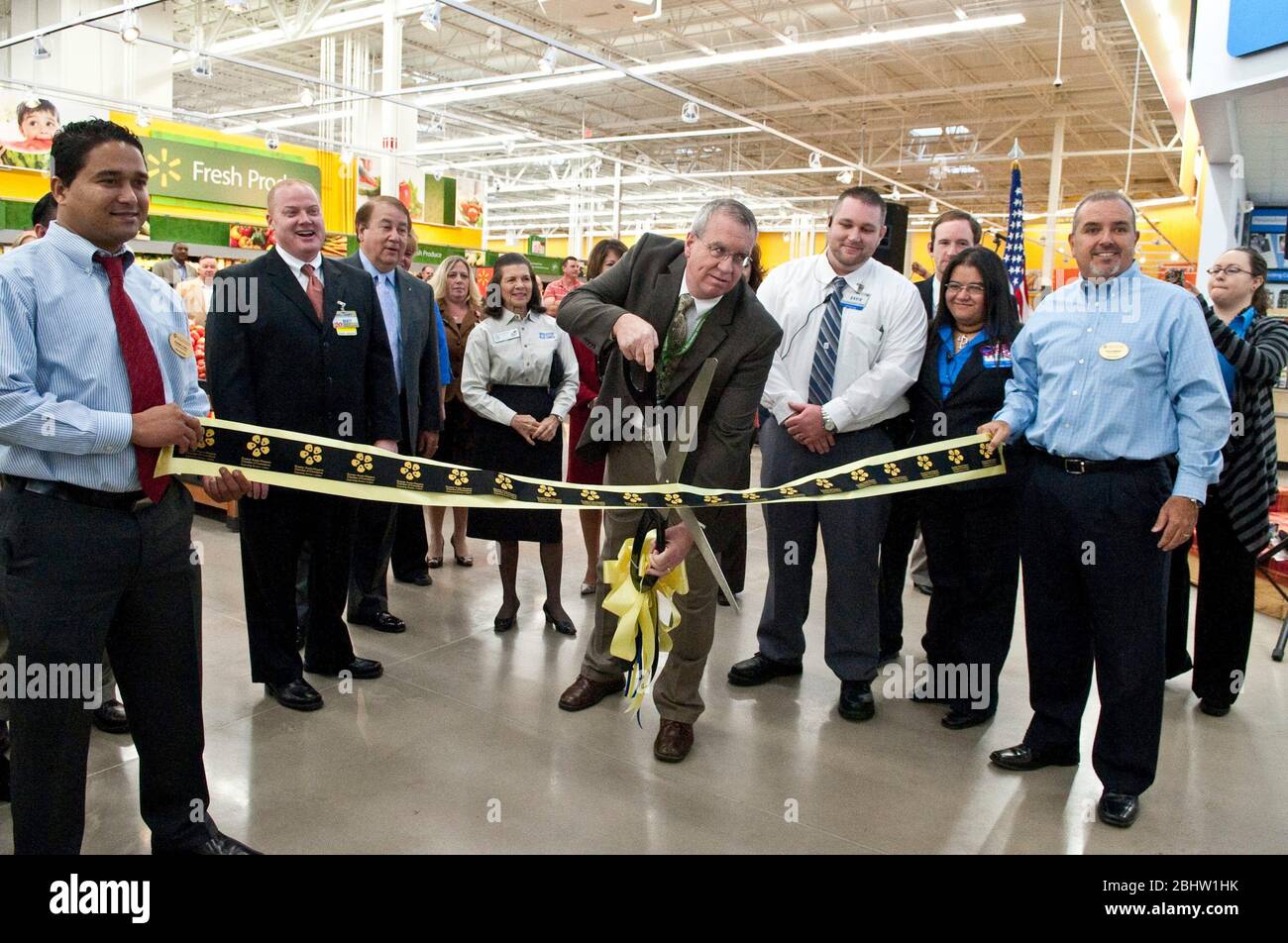 Il responsabile del negozio Wal-Mart taglia il nastro durante la grande apertura del negozio Wal-Mart ad Austin, Texas, 26 ottobre 2010. ©Marjorie Kamys Cotera / Daemmrich Foto Foto Stock