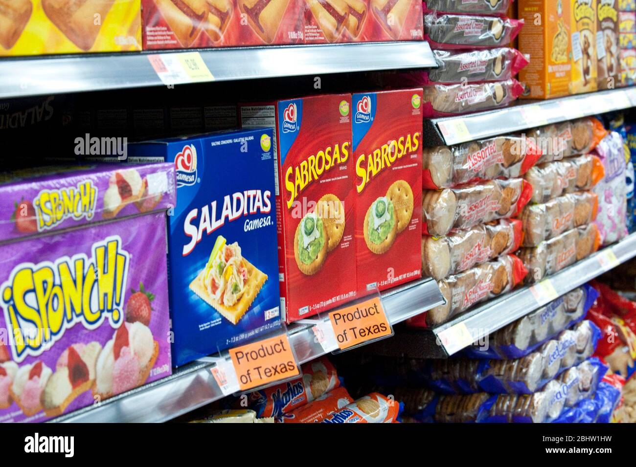 Austin Texas USA, ottobre 26 2010: Visualizzazione di biscotti e cracker con doppio packaging in lingua inglese/spagnola a Walmart. ©Marjorie Kamys Cotera/Daemmrich Photography Foto Stock