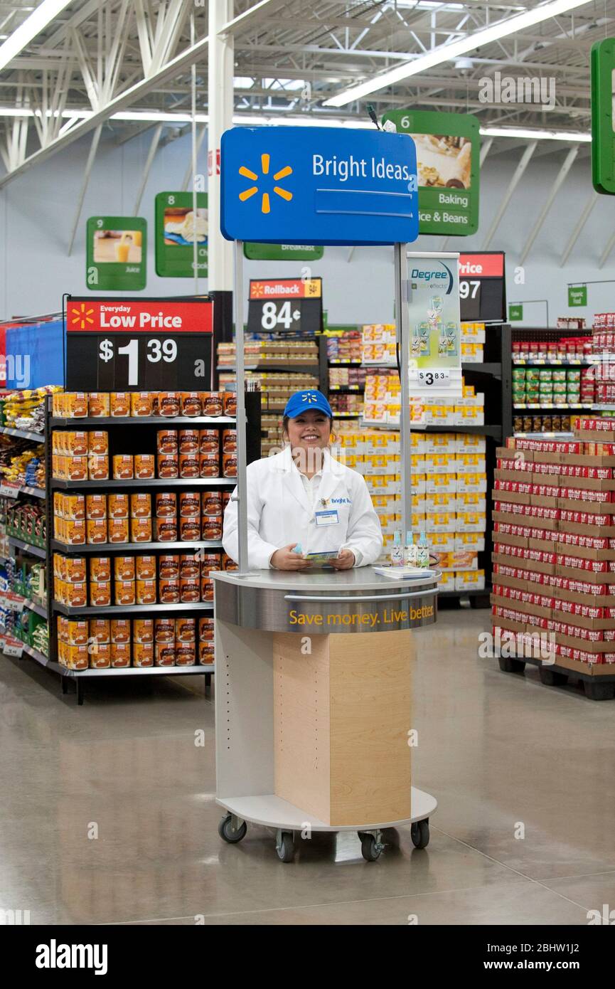 Austin Texas USA, ottobre 26 2010: Una donna ispanica lavora al chiosco pubblicitario del nuovo negozio Walmart. ©Marjorie Kamys Cotera/Daemmrich Photography Foto Stock