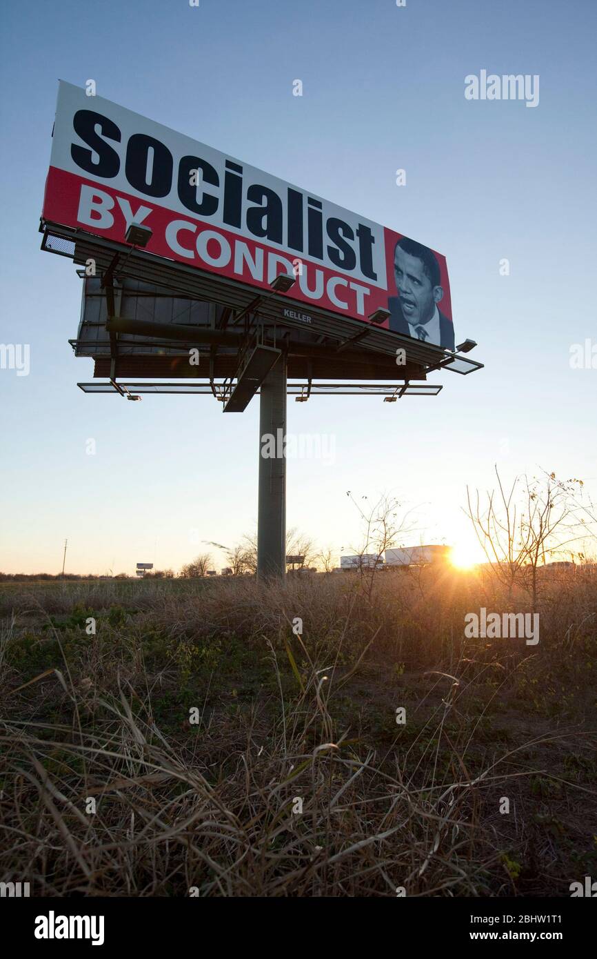 Temple, Texas USA, dicembre 18 2010: Un cartellone che chiama gli Stati Uniti Presidente Barack Obama un socialista (è un democratico) è esposto sopra la strada di servizio dell'Interstate 35 nella contea conservatrice e repubblicana di Bell nel Texas centrale. ©Bob Daemmrich Foto Stock