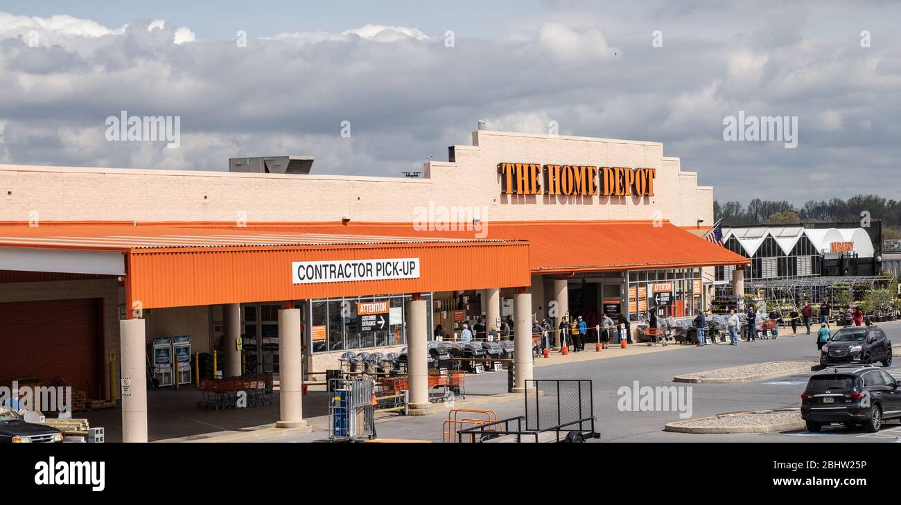 Berks County, Pennsylvania: 26 aprile 2020 - clienti distanza sociale mentre aspettano in linea lunga per entrare in Home Depot. Foto Stock