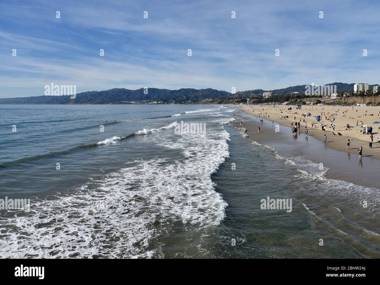 La bellissima Baia di Santa Monica e le montagne sulla spiaggia Foto Stock