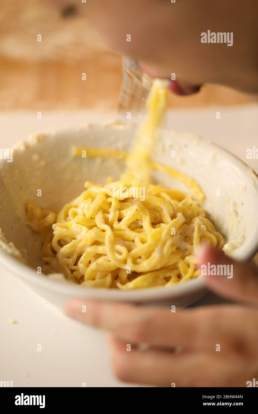Mangiare cacio e pepe a Roma Italia Foto Stock