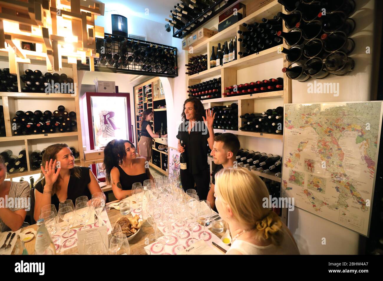 Cena con degustazione di vini a Rimessa Roscioli a Roma Foto Stock