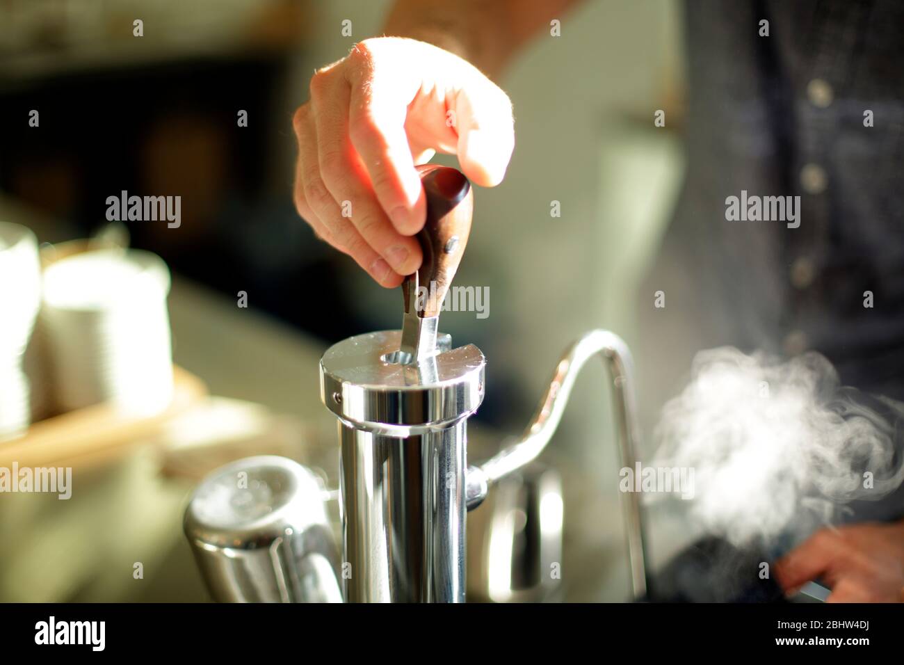 Montare il latte per le bevande a base di caffè espresso Foto Stock