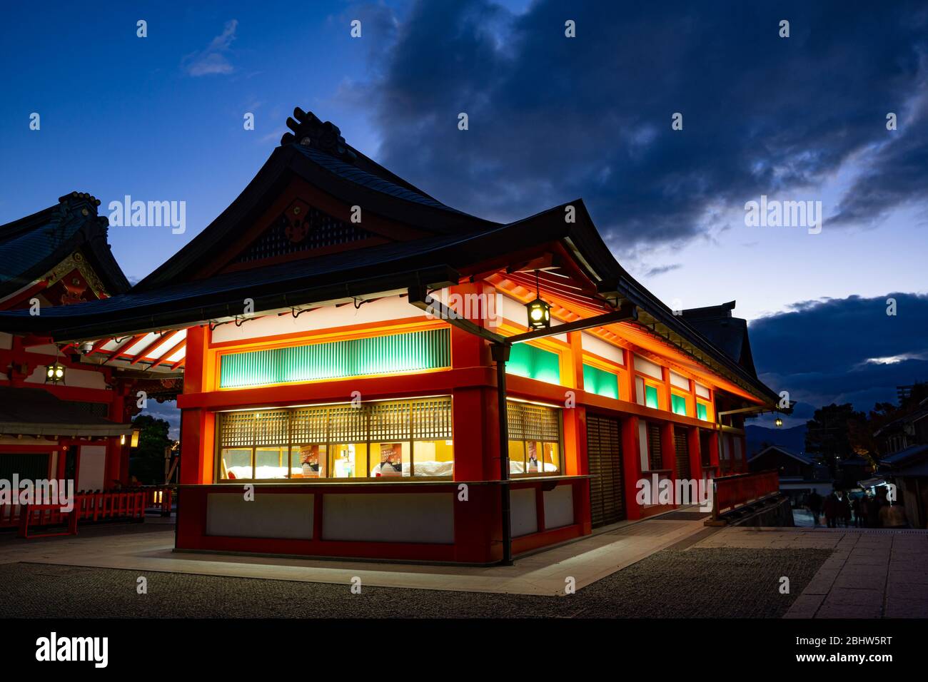 Il Santuario di Fushimi Inari-Taisha è conosciuto in tutto il mondo come uno dei luoghi più rappresentativi di Kyoto, Giappone. Oltre 1300 anni di storia edificio travell tempo Foto Stock