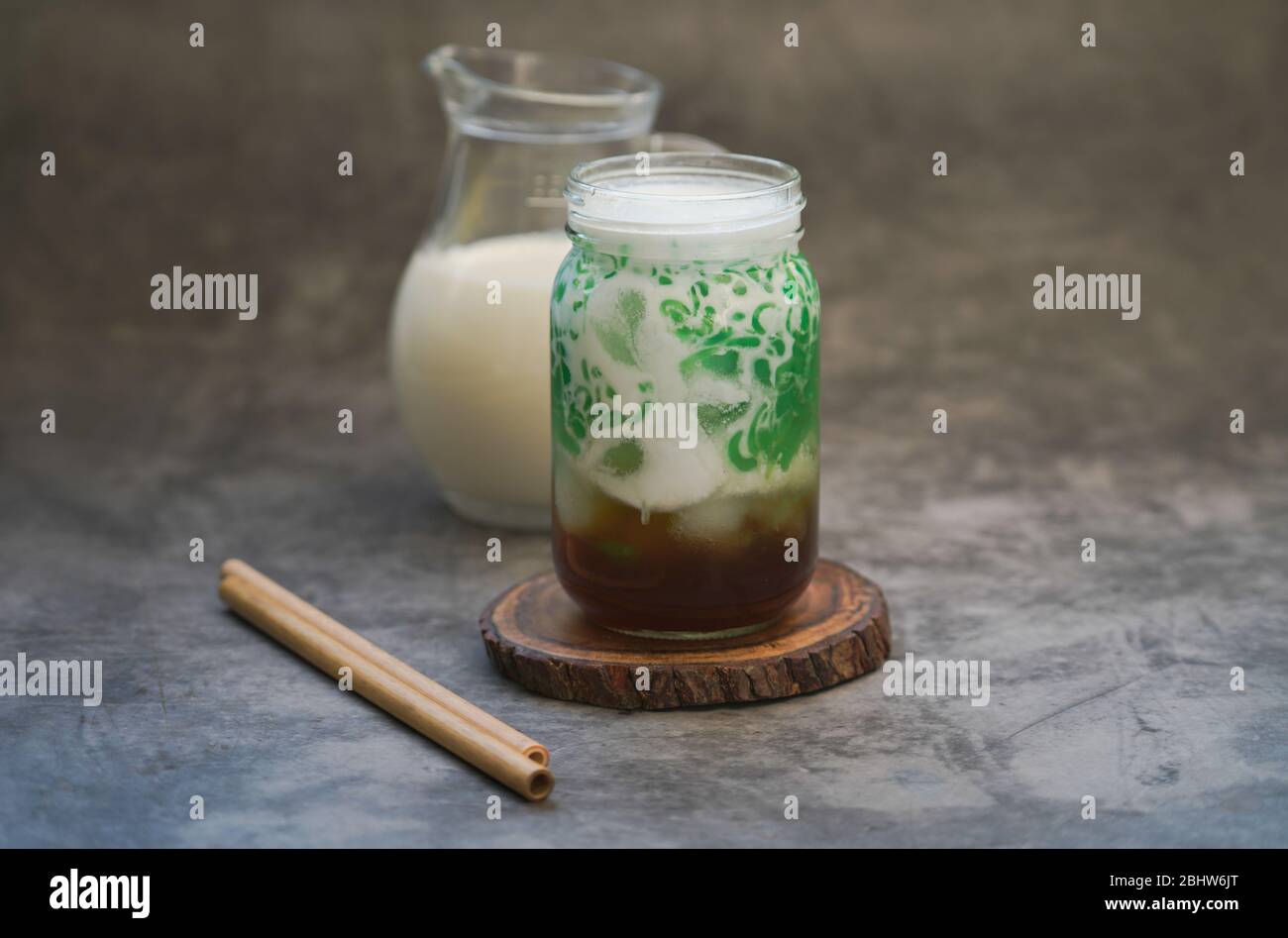 Es endol. Dessert indonesiano ghiacciato di farina di riso e pandanus con latte di cocco e zucchero di palma Foto Stock