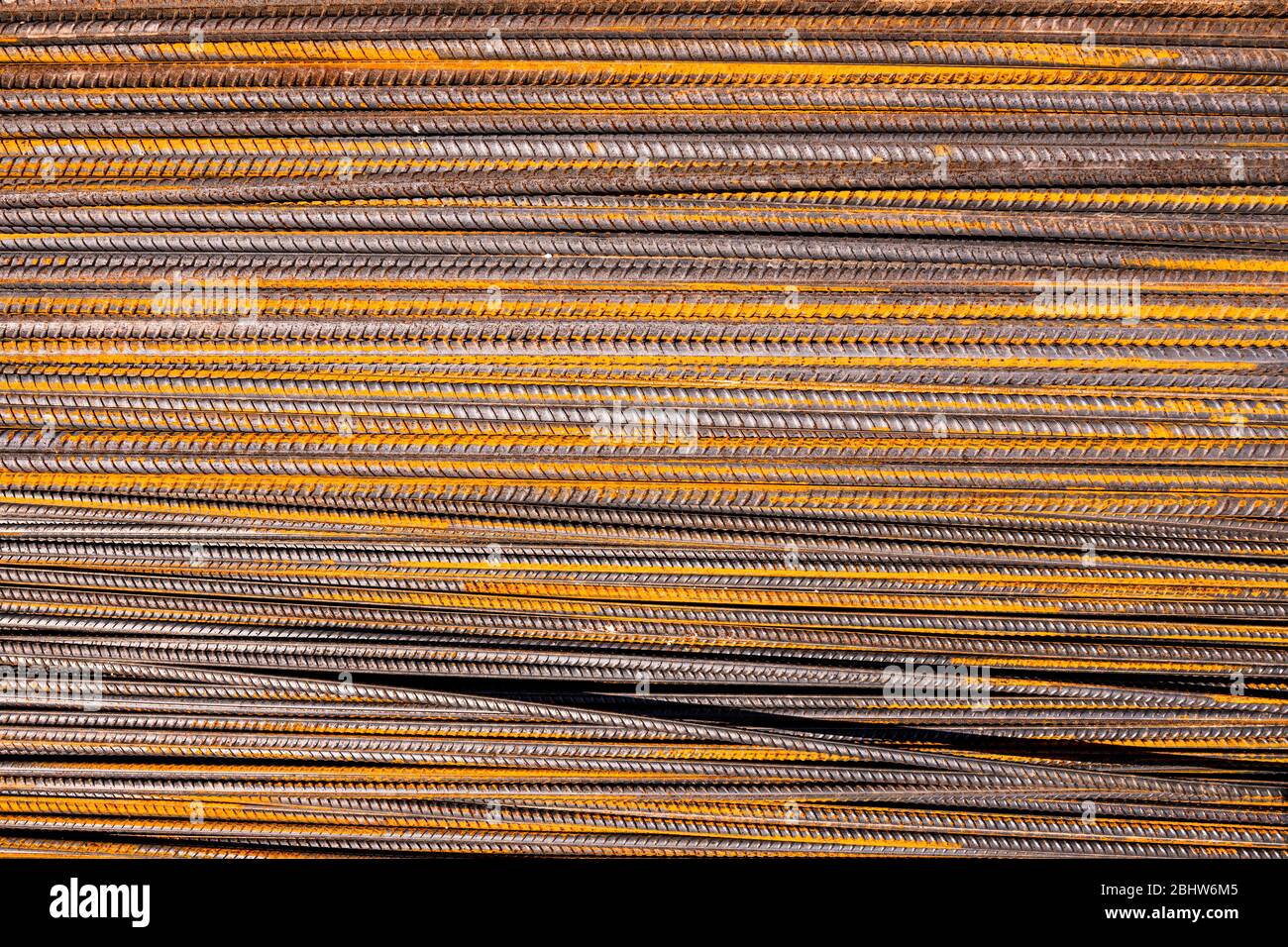 Barre di ferro costruzione e costruzione di aste metalliche, struttura di barre di rinforzo in acciaio e sfondo per texture. Foto di alta qualità Foto Stock