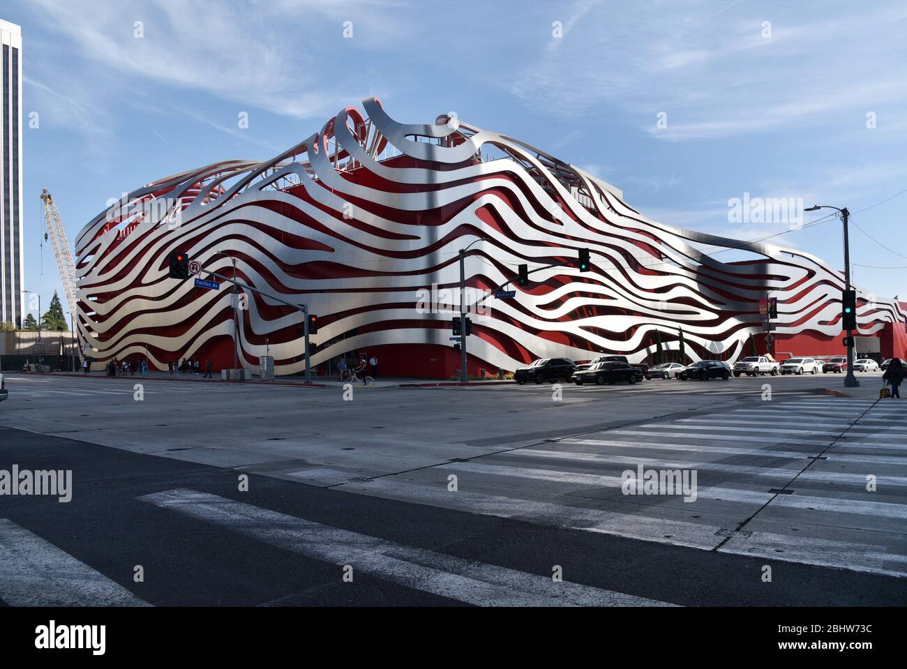 LOS ANGELES, CA/USA - 20 SETTEMBRE 2018: Il Petersen Automotive Museum sul Miracle Mile di Los Angeles. Foto Stock