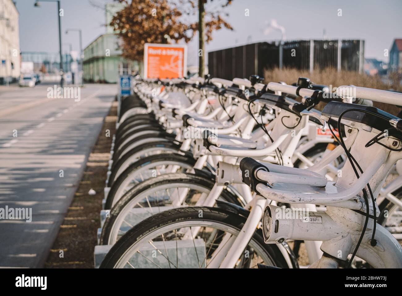 Bycyklen. Noleggio biciclette elettriche a Copenhagen. Fila di biciclette  Bycyklen. Noleggio bici elettriche pubbliche parcheggiate a Copenhagen,  Danimarca. Salva CO2. E Foto stock - Alamy