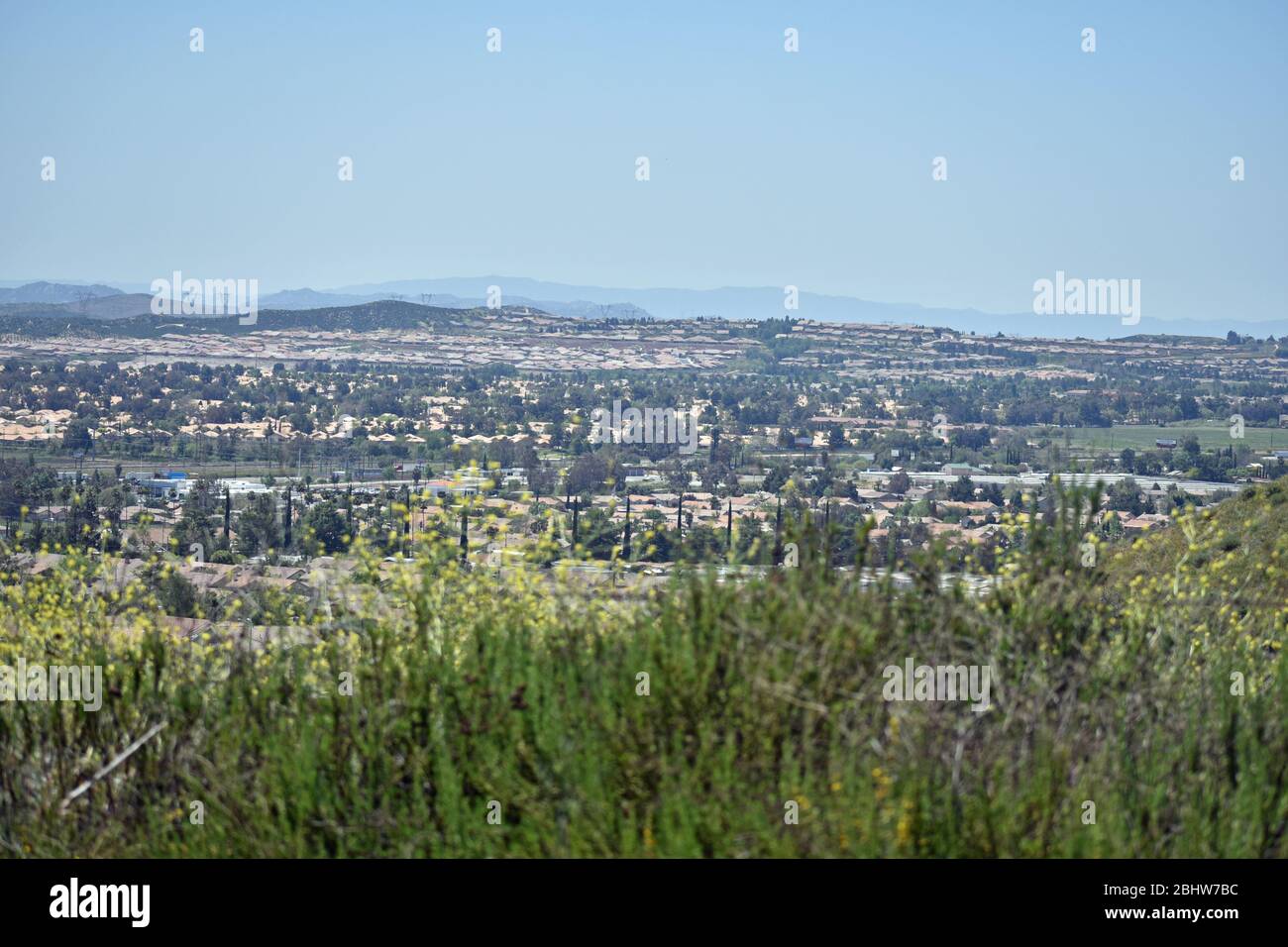 Vista delle montagne dal prato Foto Stock