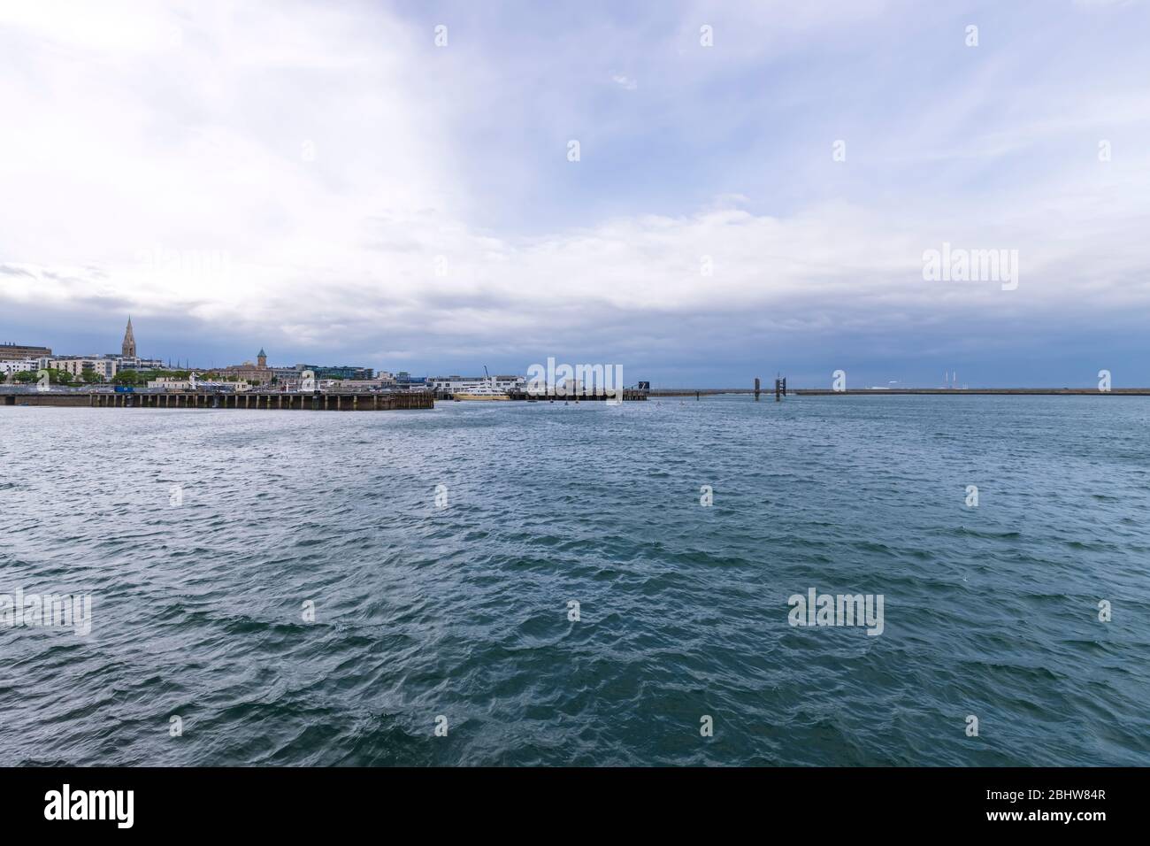 Veduta aerea delle navi a vela e degli yacht nel porto turistico di Dun Laoghaire, Irlanda Foto Stock