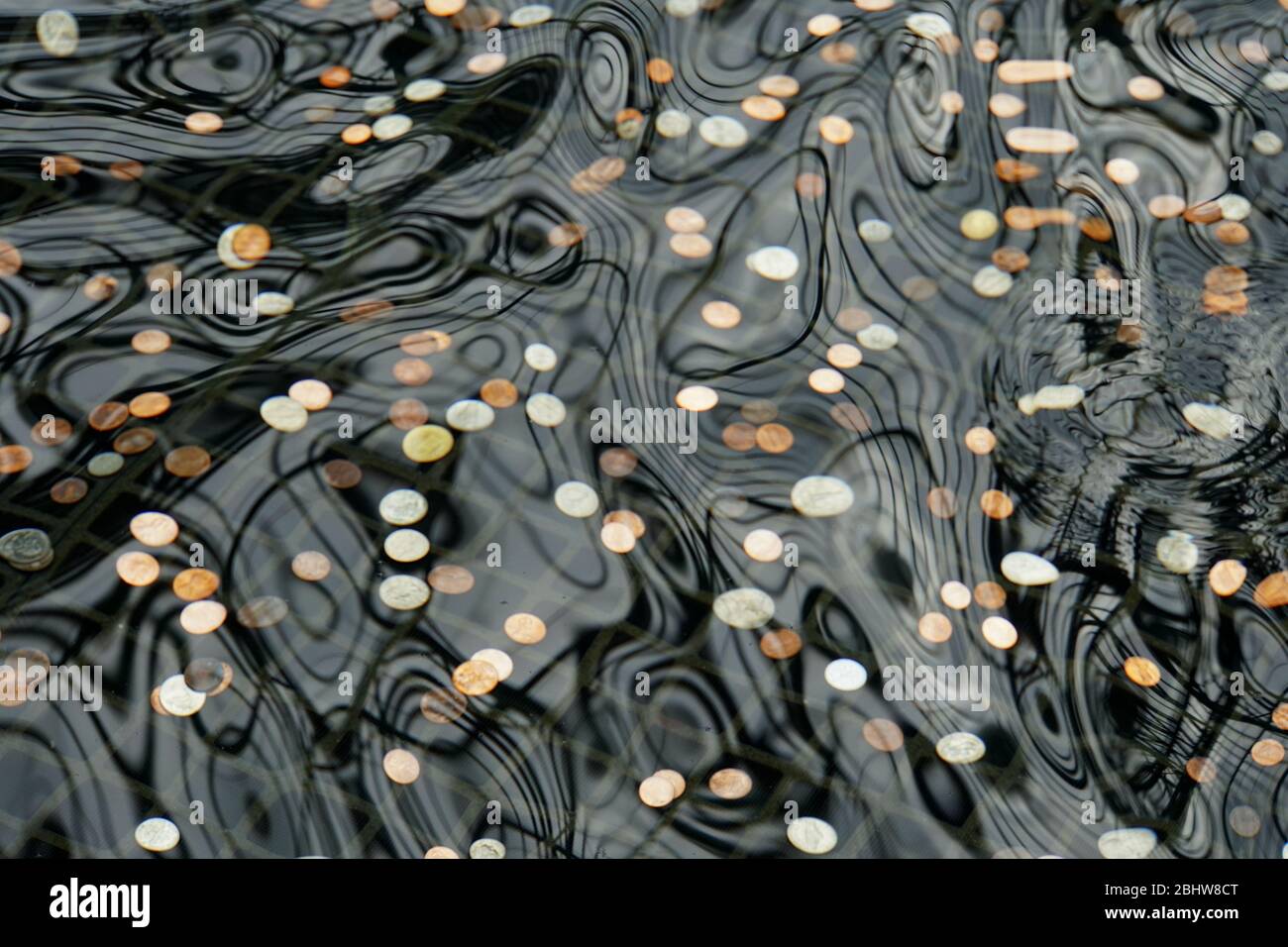 Monete sul fondo di uno stagno che desiderano bene Foto Stock