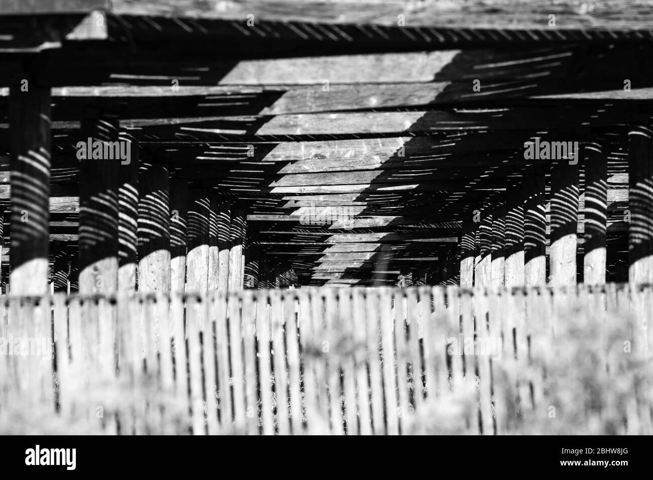 Primo piano di paralume in ginseng realizzato con vecchi torni in legno in bianco e nero, orizzontale Foto Stock