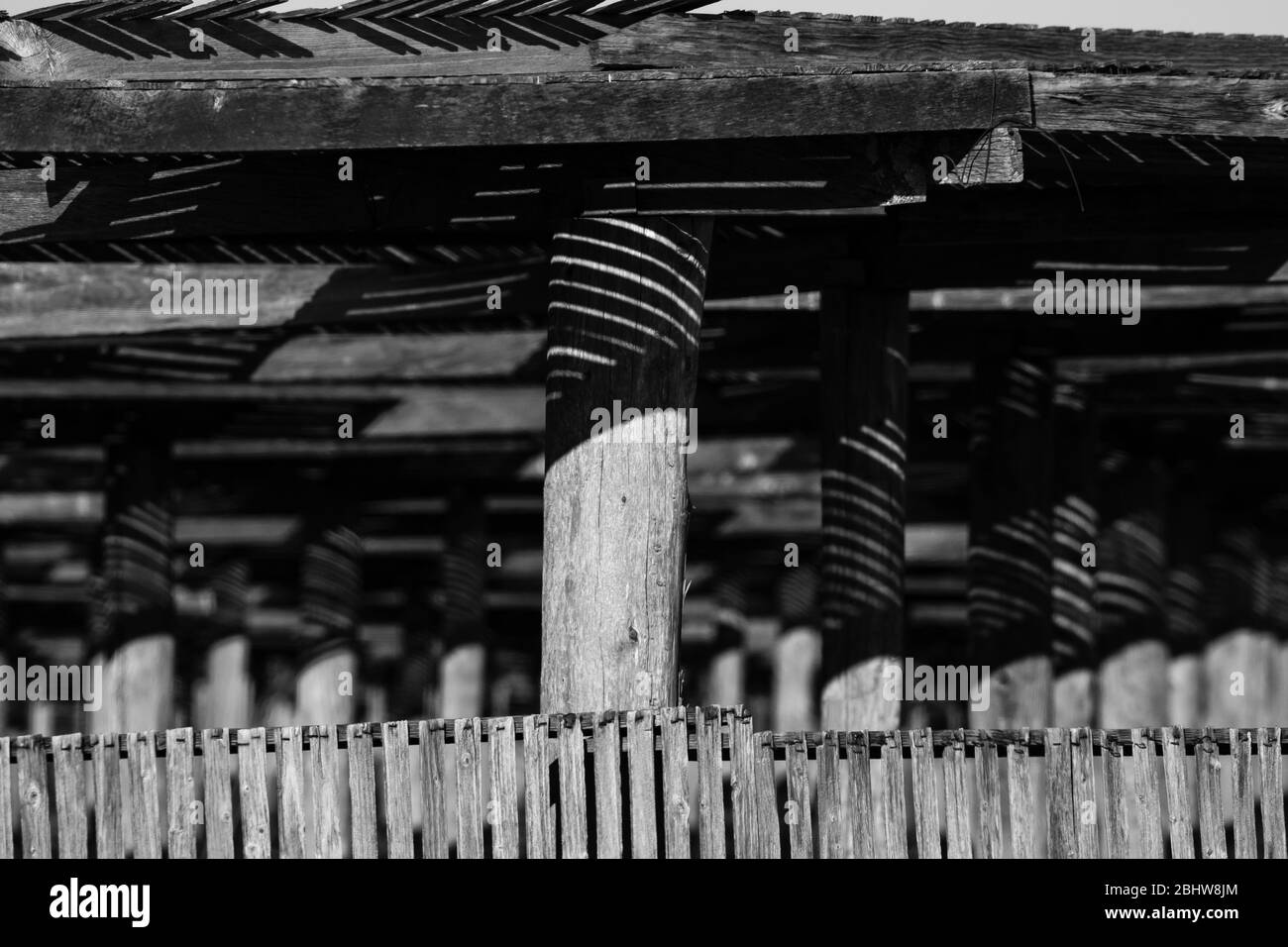 Primo piano di paralume in ginseng realizzato con vecchi torni e pali in legno nero e bianco, orizzontale Foto Stock