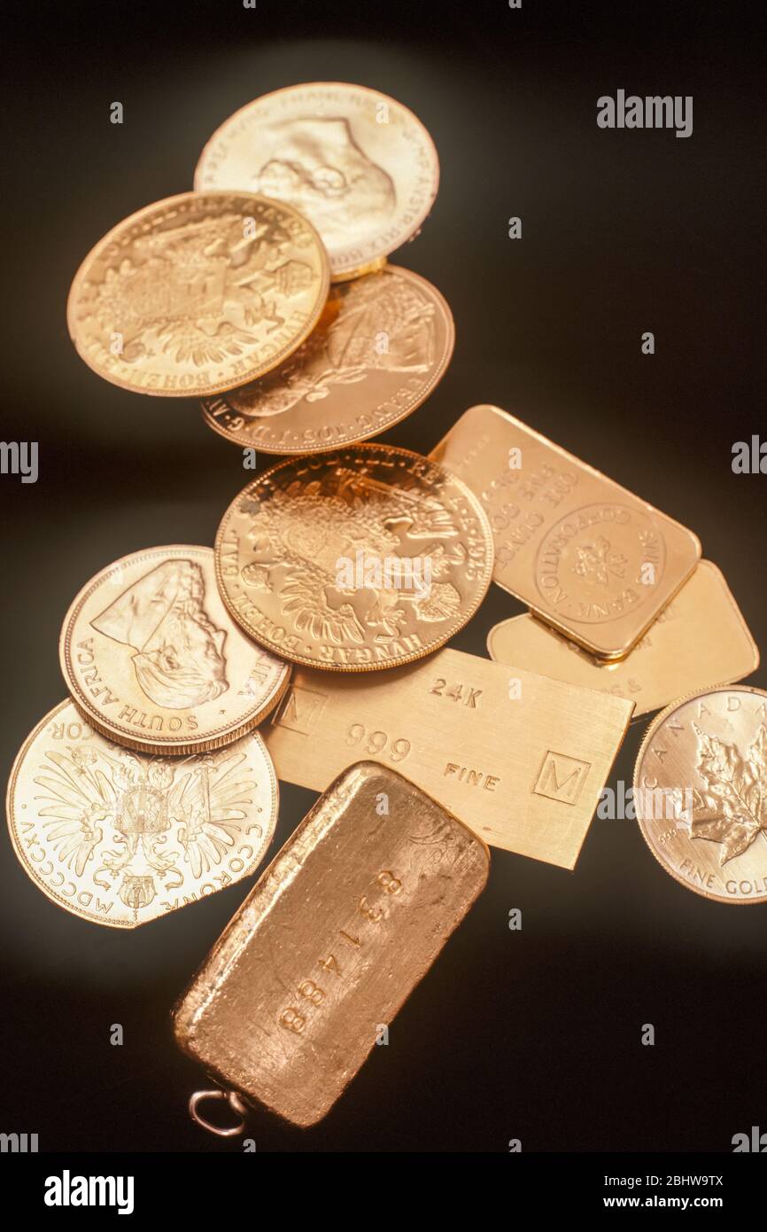 Monete d'oro e barre. Foto Stock