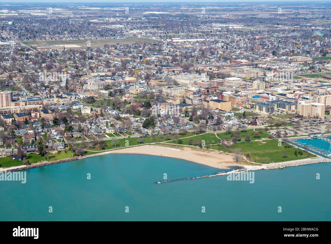 Vista aerea di Kenosha, Wisconsin, in una giornata soleggiata di aprile. Foto Stock